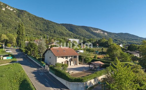Estate in Collonges-sous-Salève, Auvergne-Rhône-Alpes, France 1