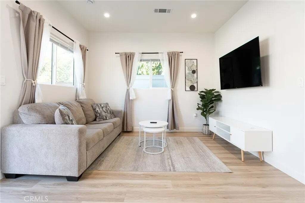 Burbank, California, United States 2 - 18976243