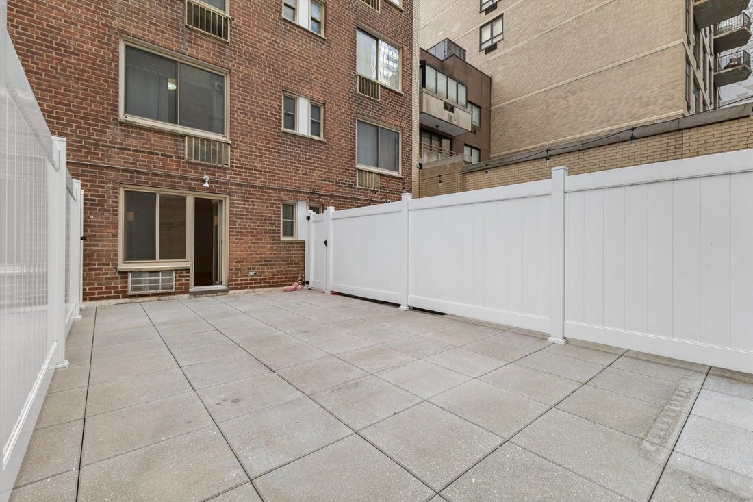 New York, New York, United States 2 - 18981503
