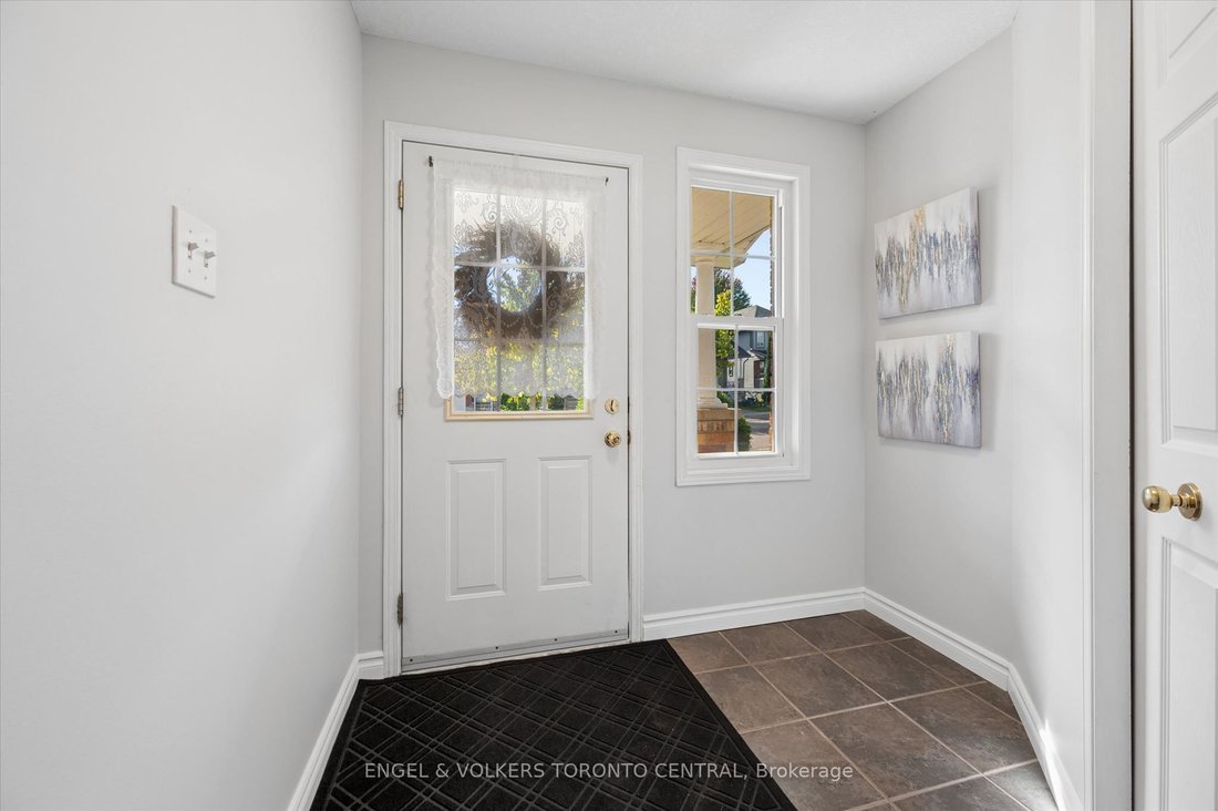 House in Waterloo, Ontario, Canada 5 - 18974590