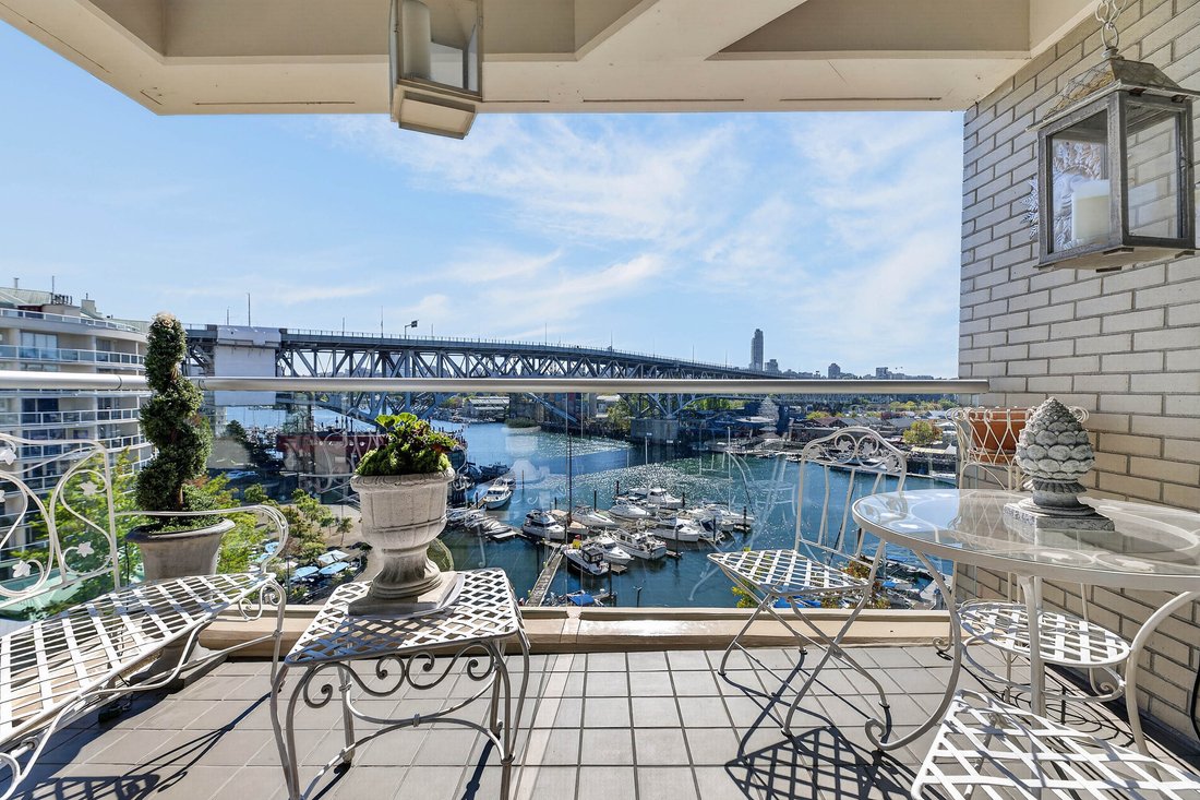Condo in Vancouver, British Columbia, Canada 1 - 18974390