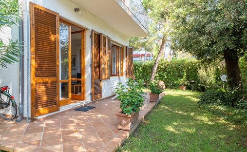 House in Vittoria Apuana, Forte dei Marmi, Tuscany 1
