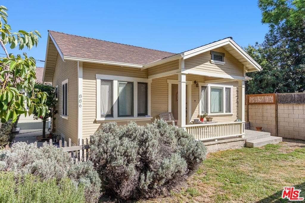 Altadena, California, United States 5 - 18977383