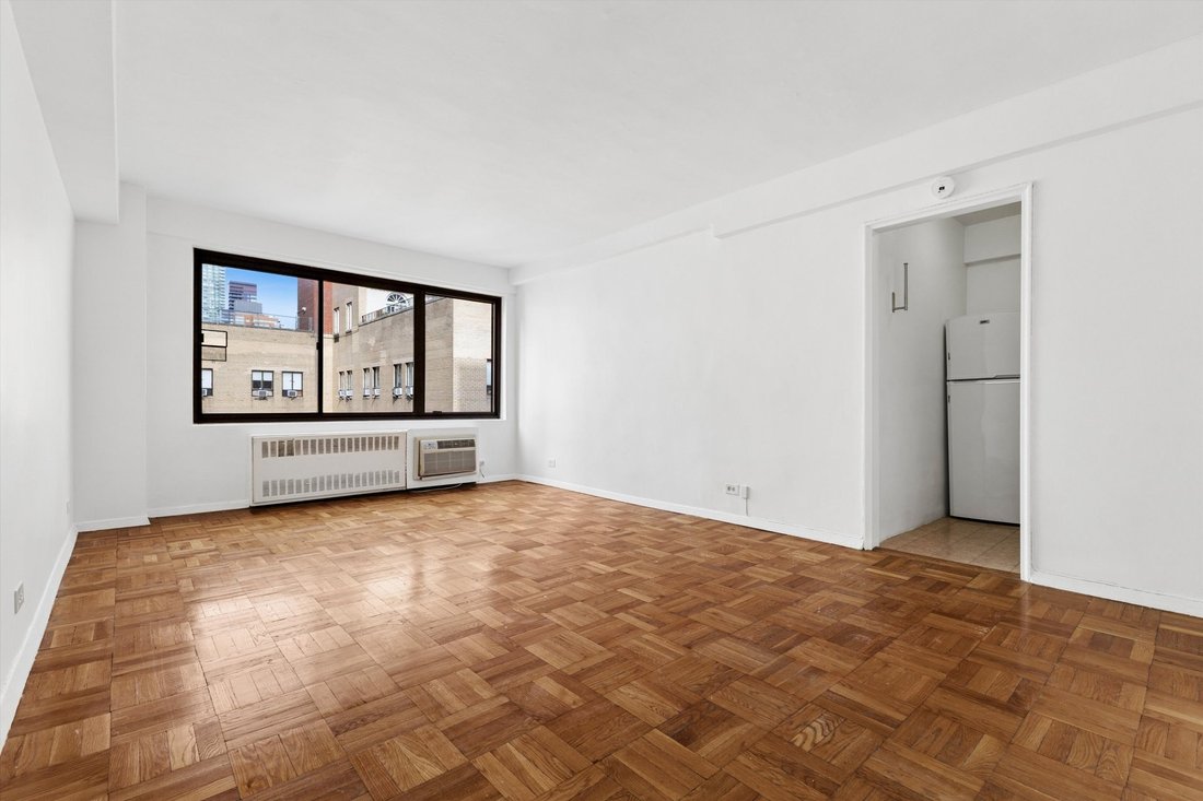New York, New York, United States 1 - 18981502