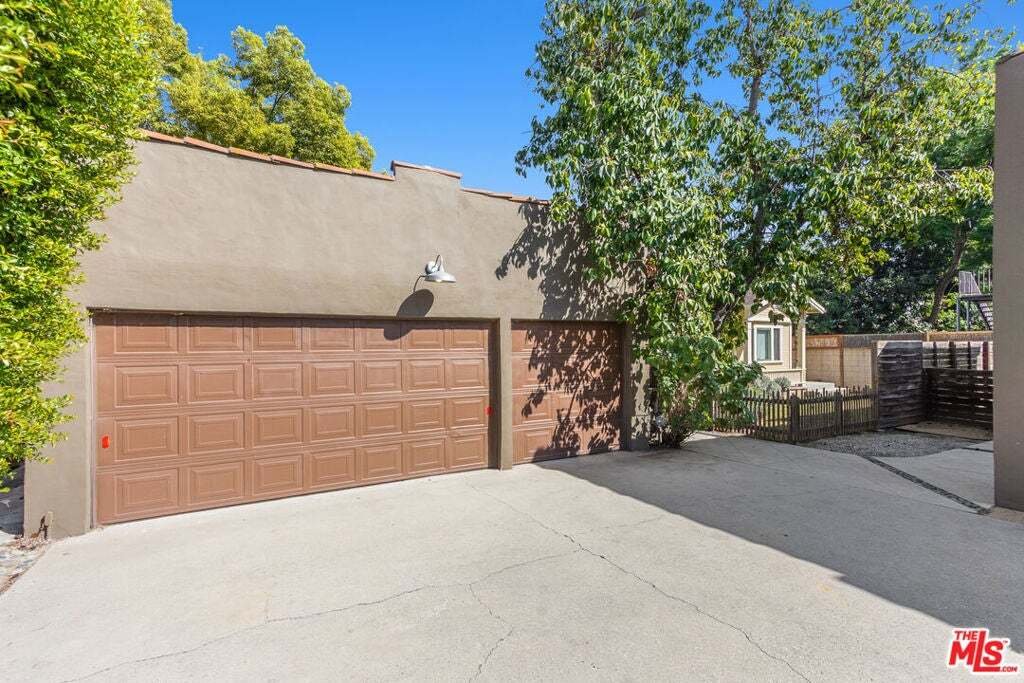 Altadena, California, United States 4 - 18977383