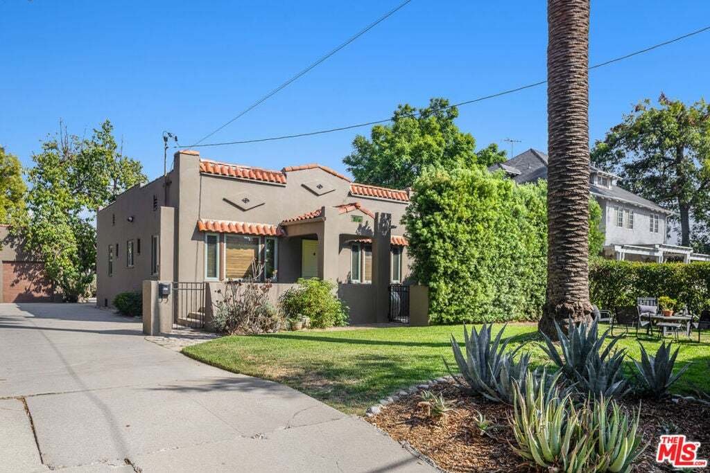 Altadena, California, United States 1 - 18977383