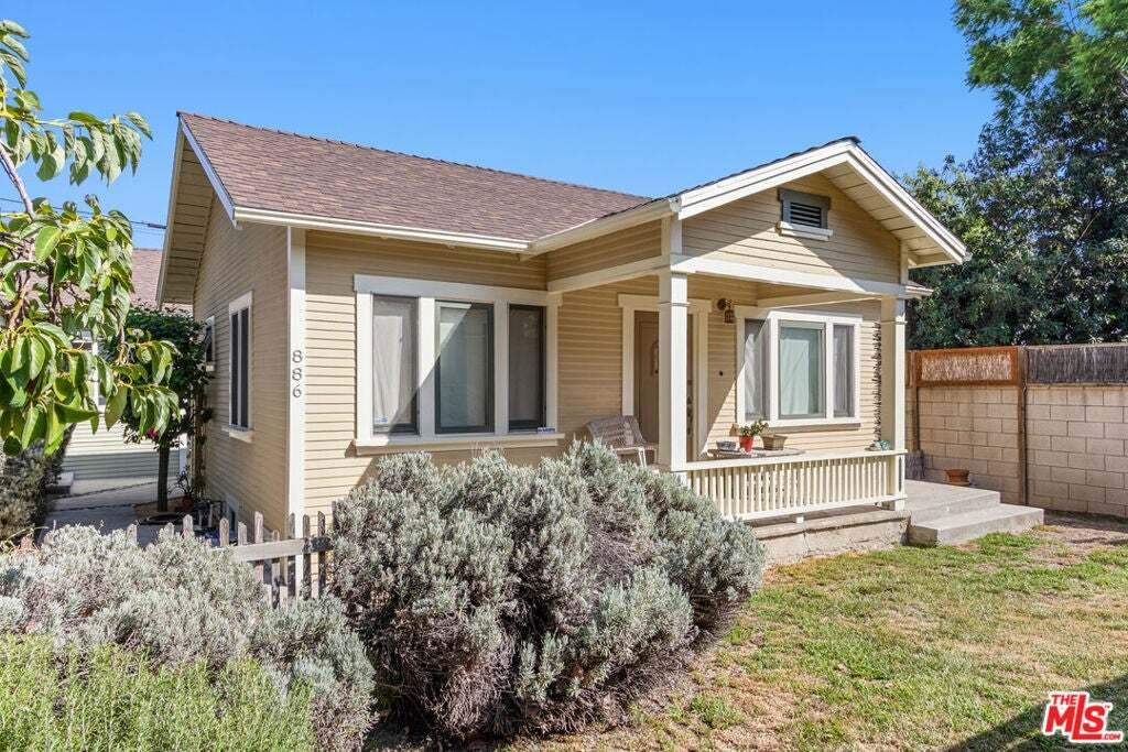 Altadena, California, United States 2 - 18977383