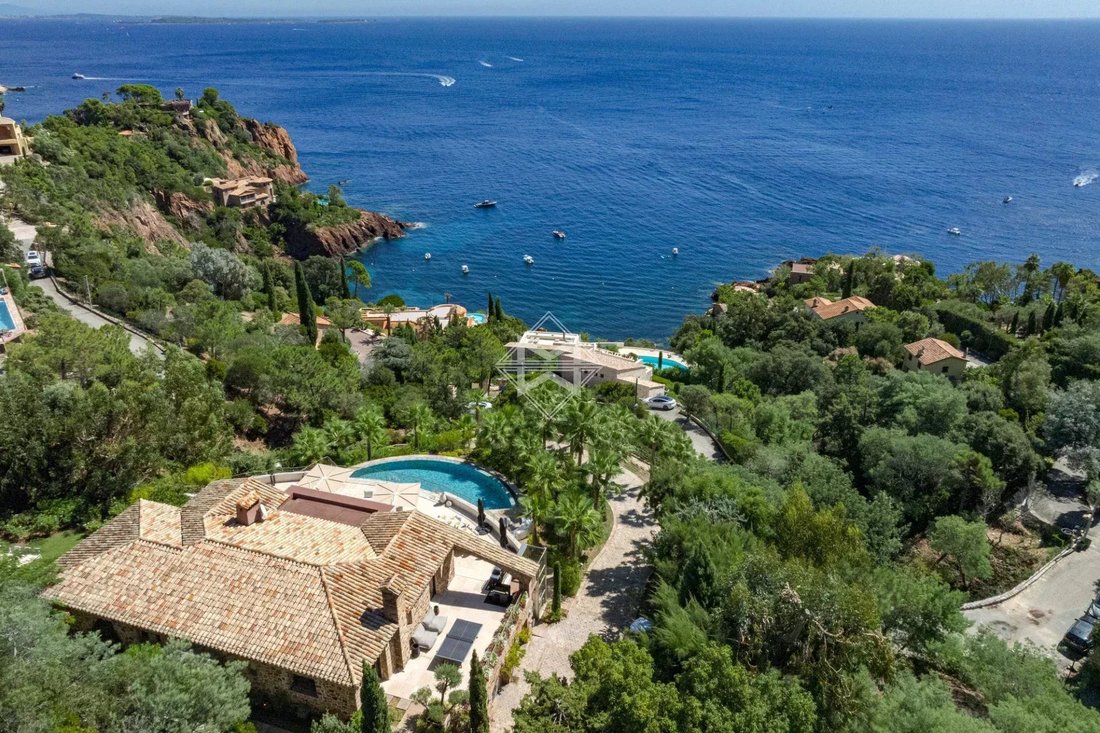 Villa in Théoule-sur-Mer, Provence-Alpes-Côte d'Azur, France 1 - 10849228