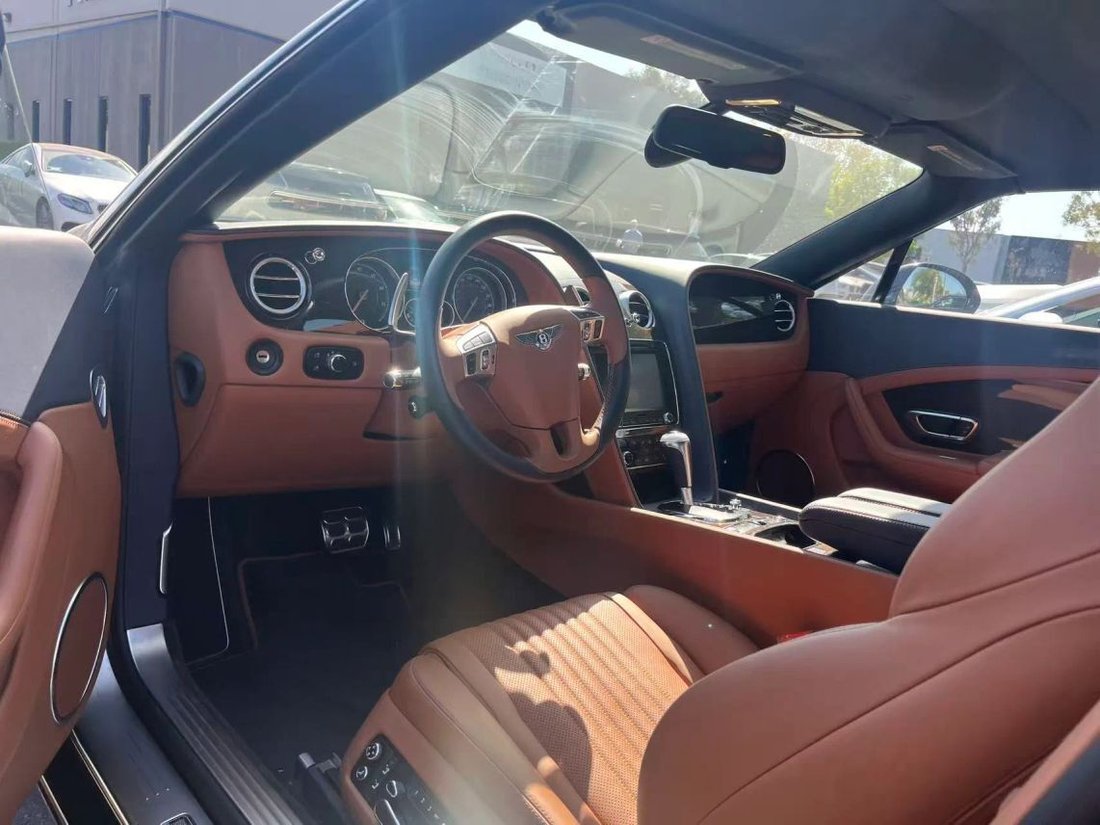 Cabriolet in Costa Mesa, CA, United States 4 - 18971805