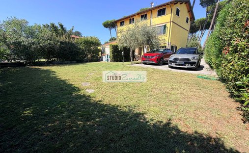 House in Motrone, Pietrasanta, Italy 1