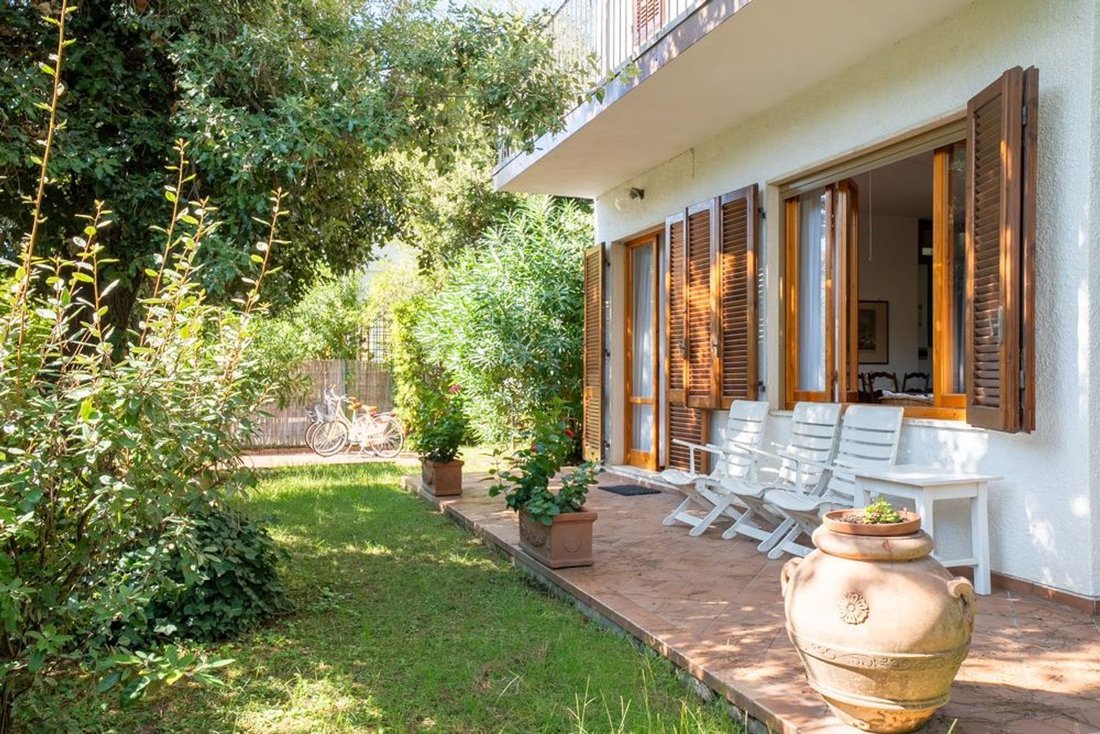 House in Vittoria Apuana, Forte dei Marmi, Tuscany 3 - 18981389