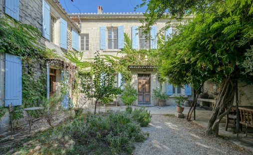 Maison à Fontvieille, Provence-Alpes-Côte d'Azur, France 1