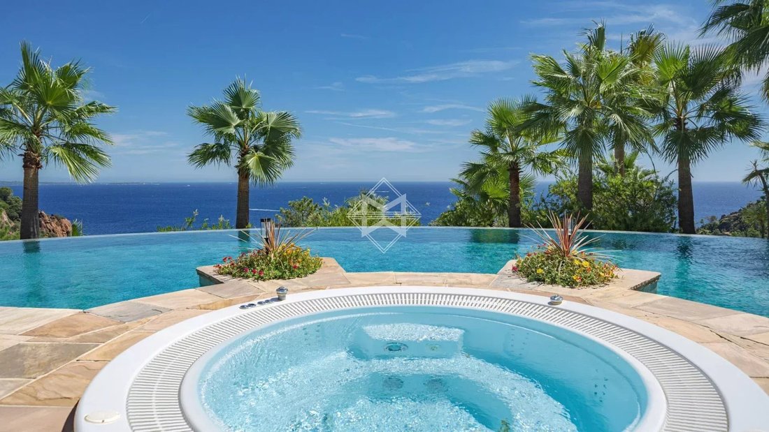 Villa in Théoule-sur-Mer, Provence-Alpes-Côte d'Azur, France 2 - 10849228