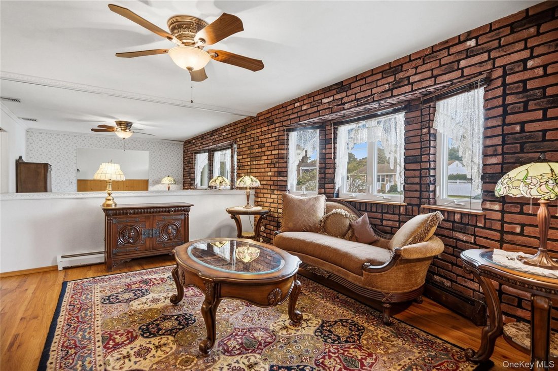 House in Centereach, New York, United States 5 - 18970759