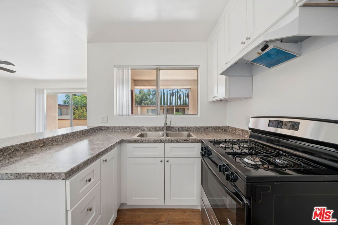 Altadena, California, United States 3 - 18970763