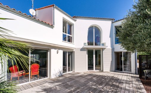 House in Zone Industrielle et Commerciale, Royan, France 1