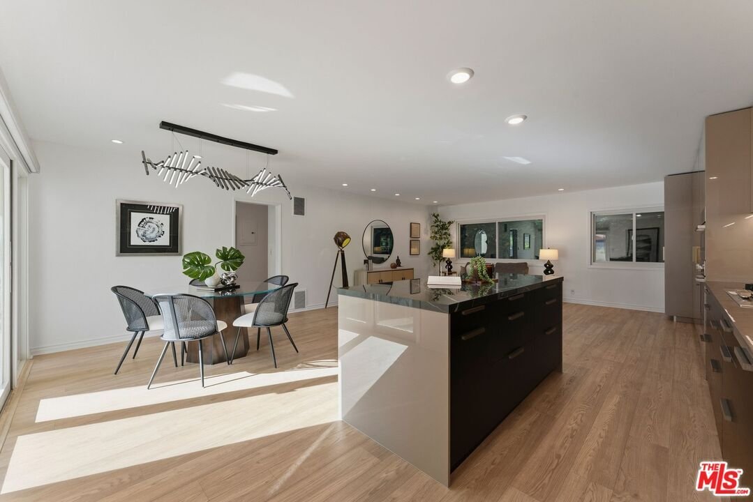 Condo in Los Angeles, California, United States 2 - 18975036