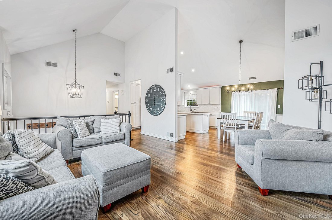 House in Manorville, New York, United States 5 - 18966403