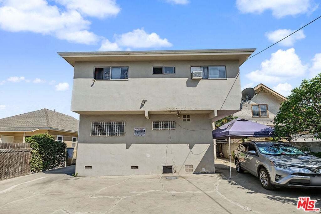 Los Angeles, California, United States 4 - 18968640