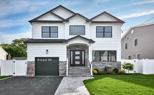 House in Merrick, New York, United States 1