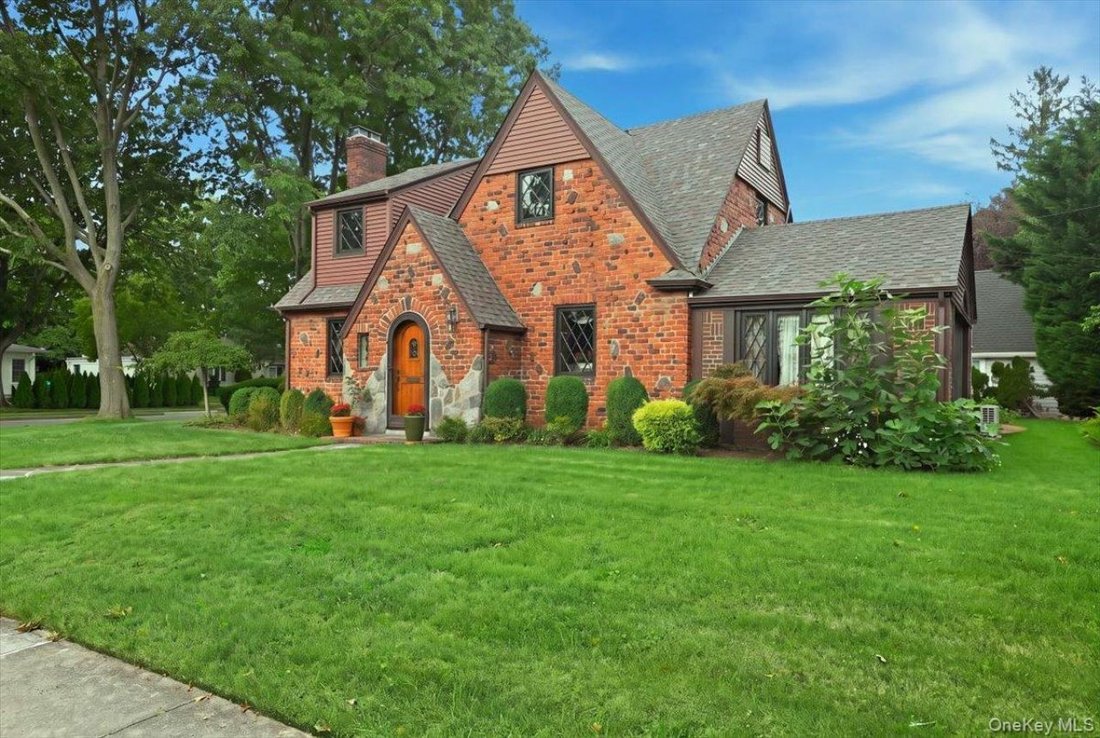 House in Garden City, New York, United States 2 - 18972627