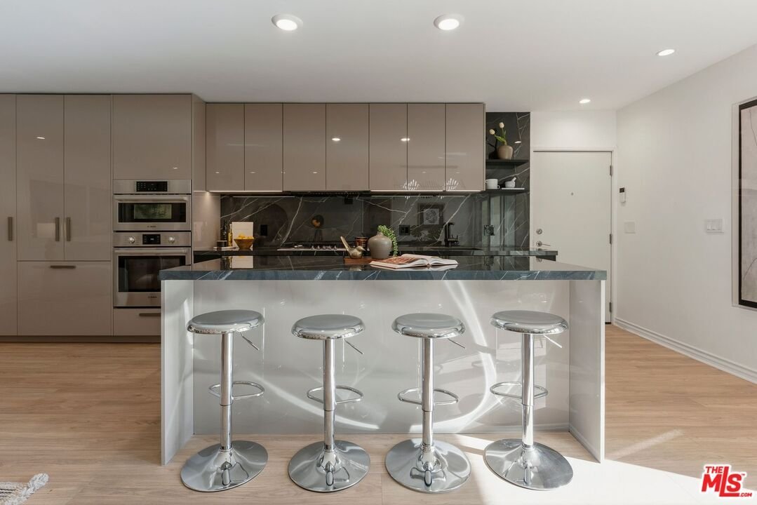 Condo in Los Angeles, California, United States 5 - 18975036