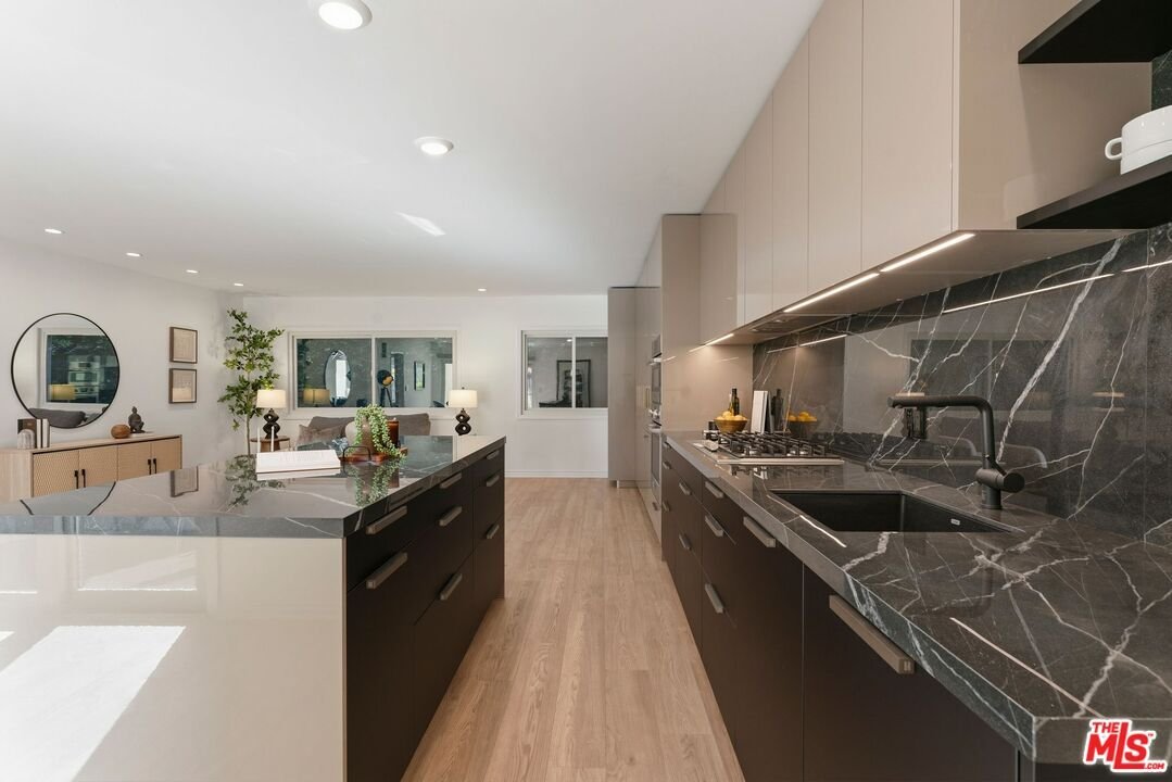 Condo in Los Angeles, California, United States 1 - 18975036