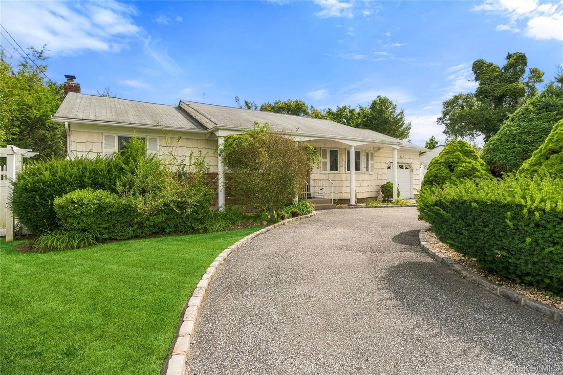 House in Centereach, New York, United States 1 - 18970759