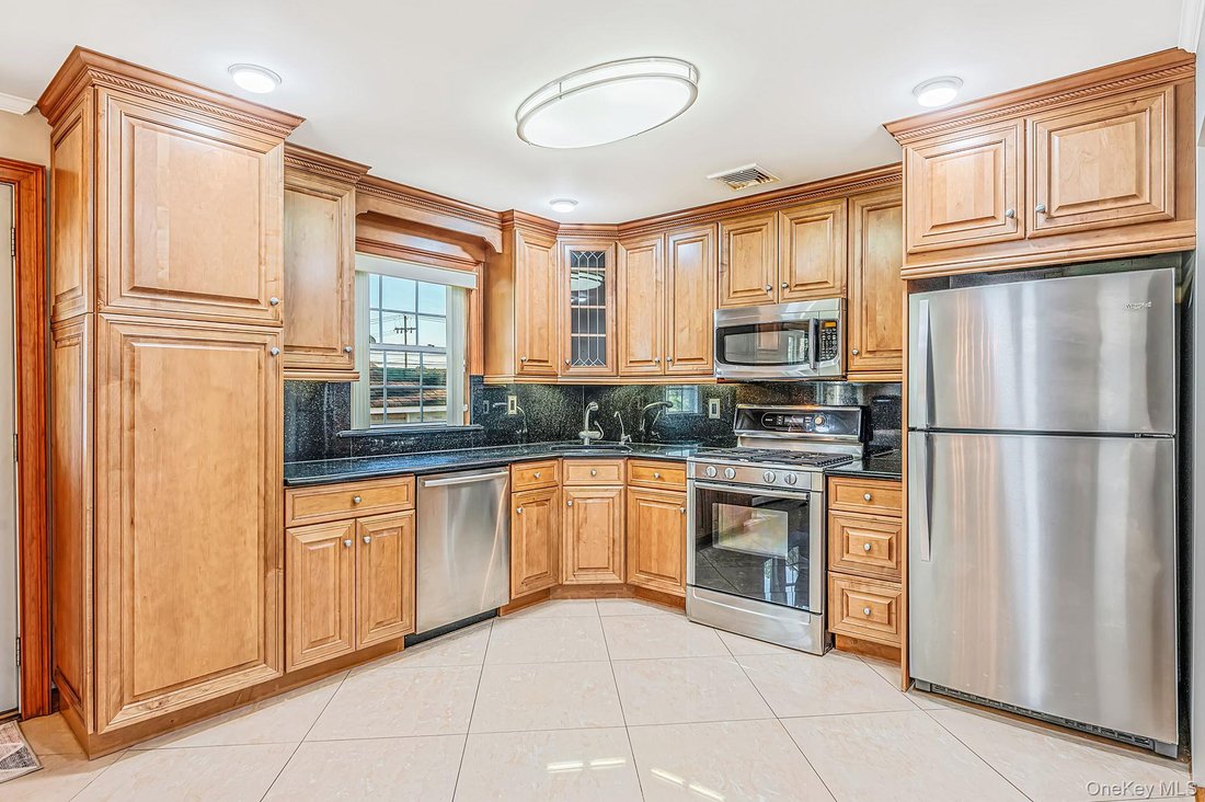 House in West Babylon, New York, United States 4 - 18970758