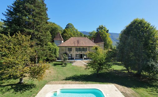 Domaine à Montanges, Auvergne-Rhône-Alpes, France 1