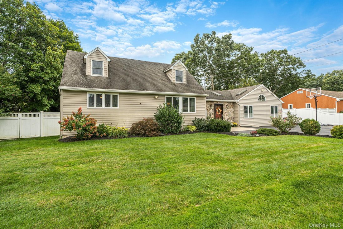 House in Shirley, New York, United States 2 - 18966408
