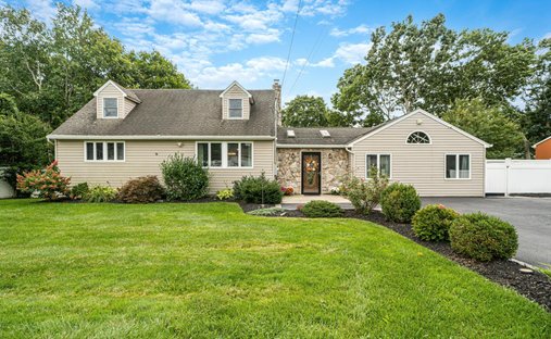 House in Shirley, New York, United States 1