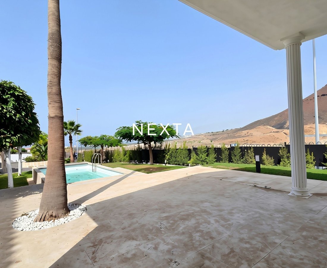 Chalet in Los Cristianos, Canary Islands, Spain 4 - 18964608