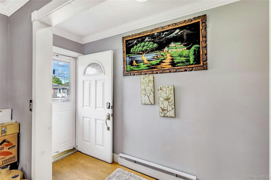 House in West Babylon, New York, United States 5 - 18970772