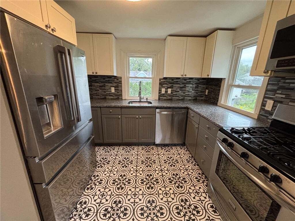 West Warwick, Rhode Island, United States 3 - 18964651