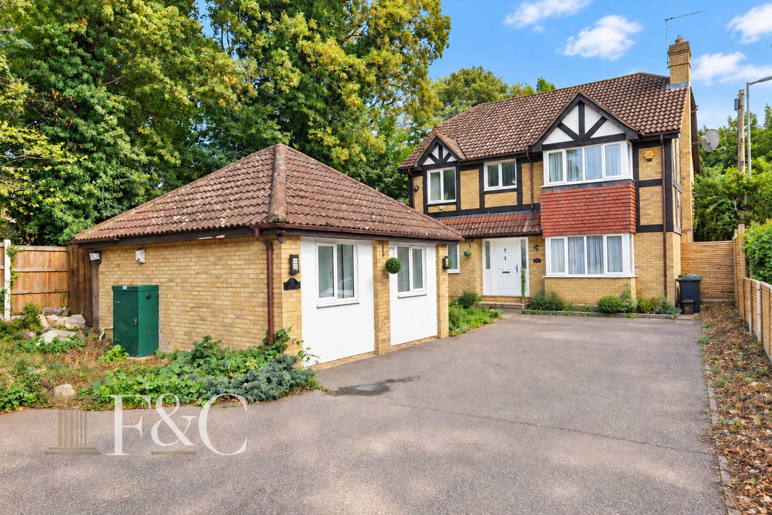 House in Cheshunt, England 1 - 18974256