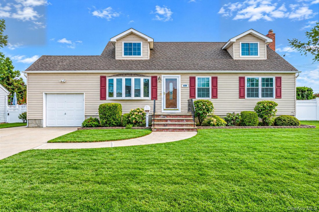House in West Babylon, New York, United States 1 - 18970758