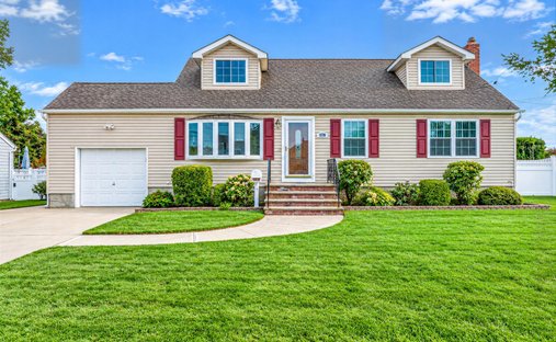 House in West Babylon, New York, United States 1