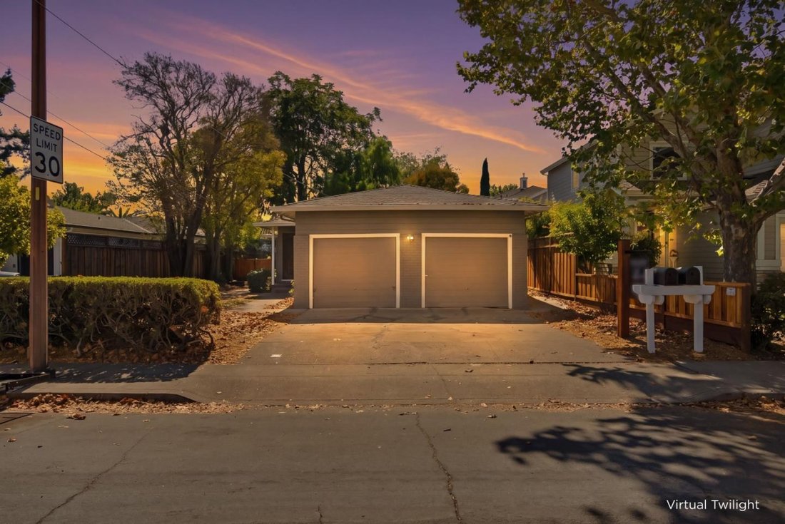 Redwood City, California, United States 1 - 18975096