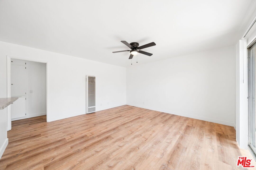 Altadena, California, United States 5 - 18970763