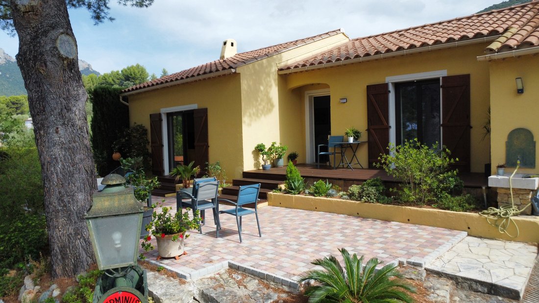 House in Le Revest-les-Eaux, Provence-Alpes-Côte d'Azur, France 1 - 18974112