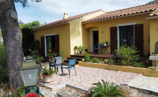 House in Le Revest-les-Eaux, Provence-Alpes-Côte d'Azur, France 1
