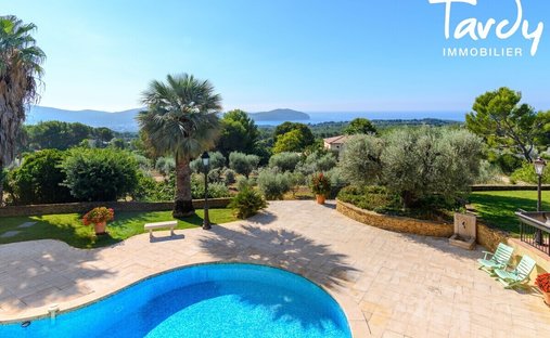 Villa in La Cadiere-d'Azur, Provence-Alpes-Côte d'Azur, France 1