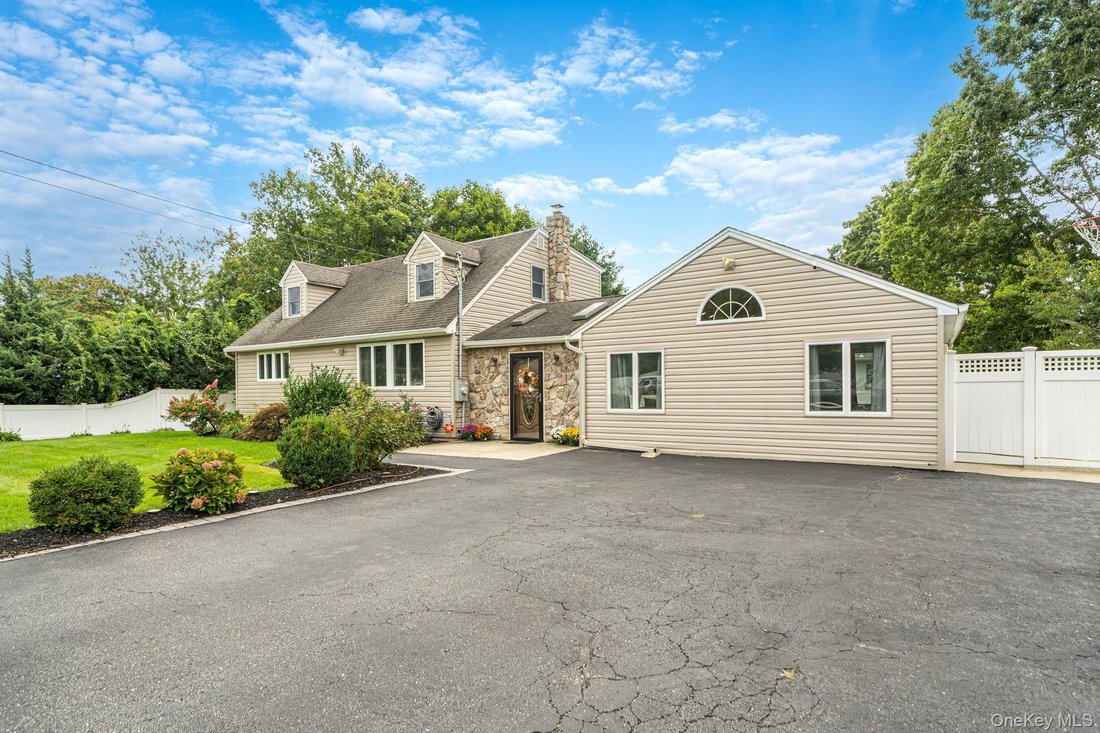 House in Shirley, New York, United States 3 - 18966408