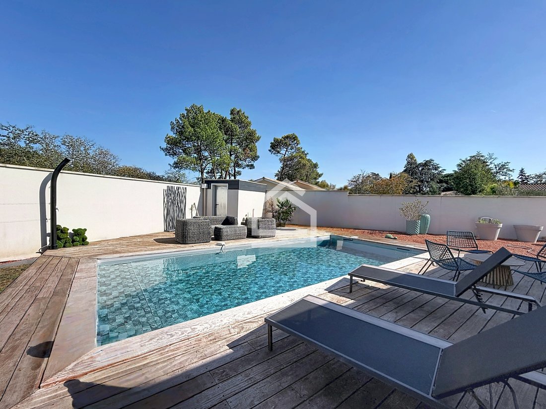 House in Izon, Nouvelle-Aquitaine, France 1 - 18970938