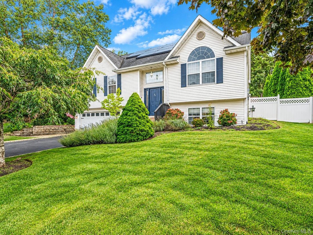 House in Manorville, New York, United States 1 - 18966403