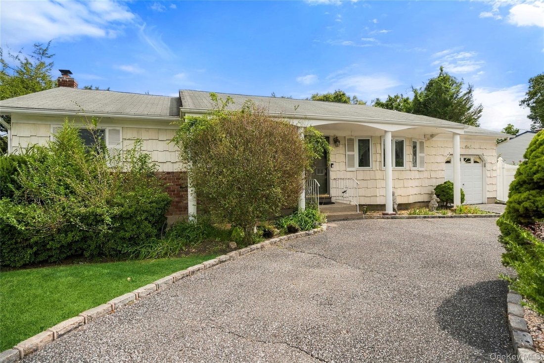 House in Centereach, New York, United States 2 - 18970759