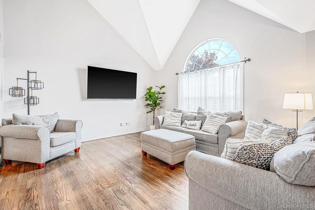 House in Manorville, New York, United States 4 - 18966403