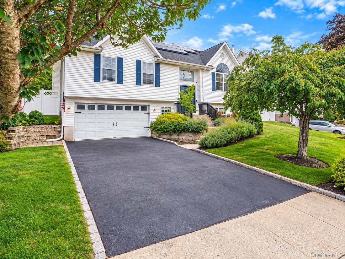 House in Manorville, New York, United States 2 - 18966403