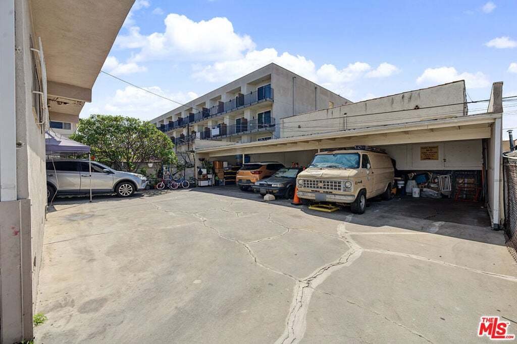 Los Angeles, California, United States 5 - 18968640